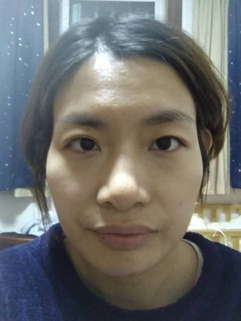 这是一年前的一次证件照,可以说很惨烈了,没有发型