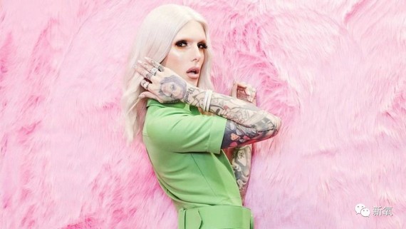 比如说用粉红色搭配果绿色,这种色调会更有少女感,jeffree star用了