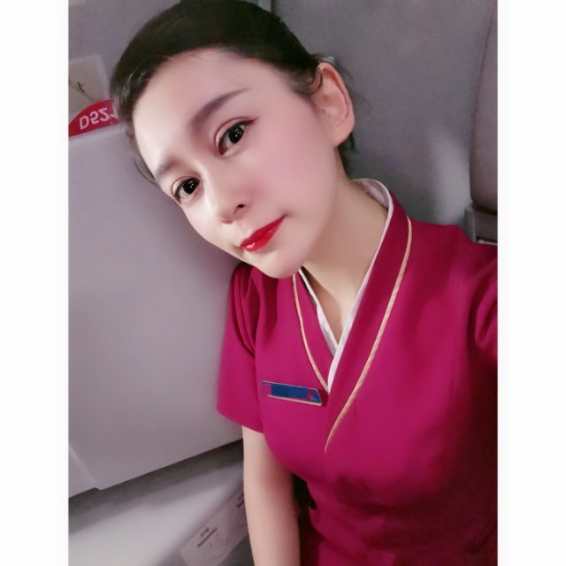 嘿嘿,平日里是一个爱吃爱玩的老仙女,职场中是一名空中小飞人—乘务员