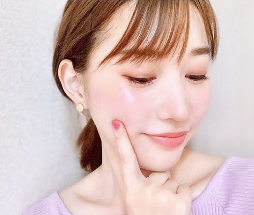 首页 此页面仅支持预览 Avatar 东八区区花 385篇日记 又到了一年一度的韩国音乐节 每年这个时候按理来讲都会出一些爱豆神级生图才对 比如宣美的湿身诱惑 还有jennie 的可爱阳光 但是今年的音乐节上 同样女神级别的泫雅却因为生图太丑上了热搜