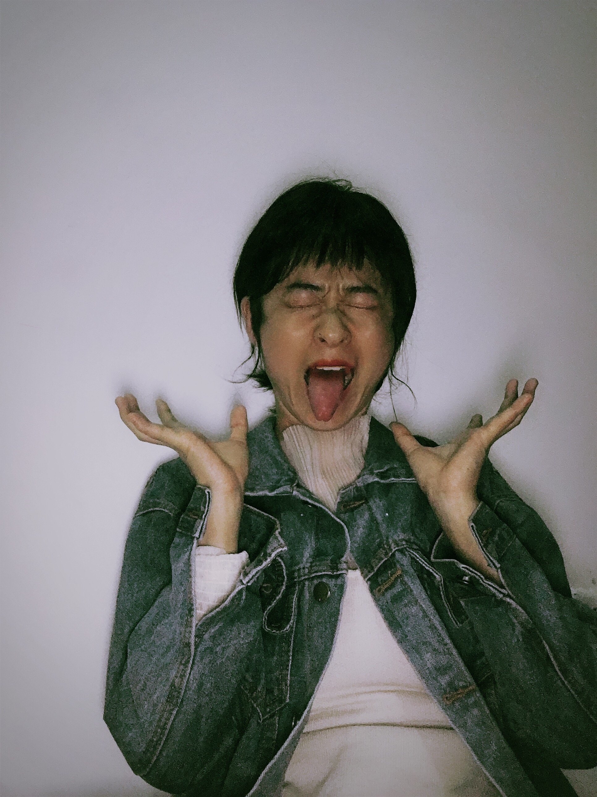 这是在家里拍的一组搞怪表情的自拍,比起平时不爱笑的自拍,这样的照片