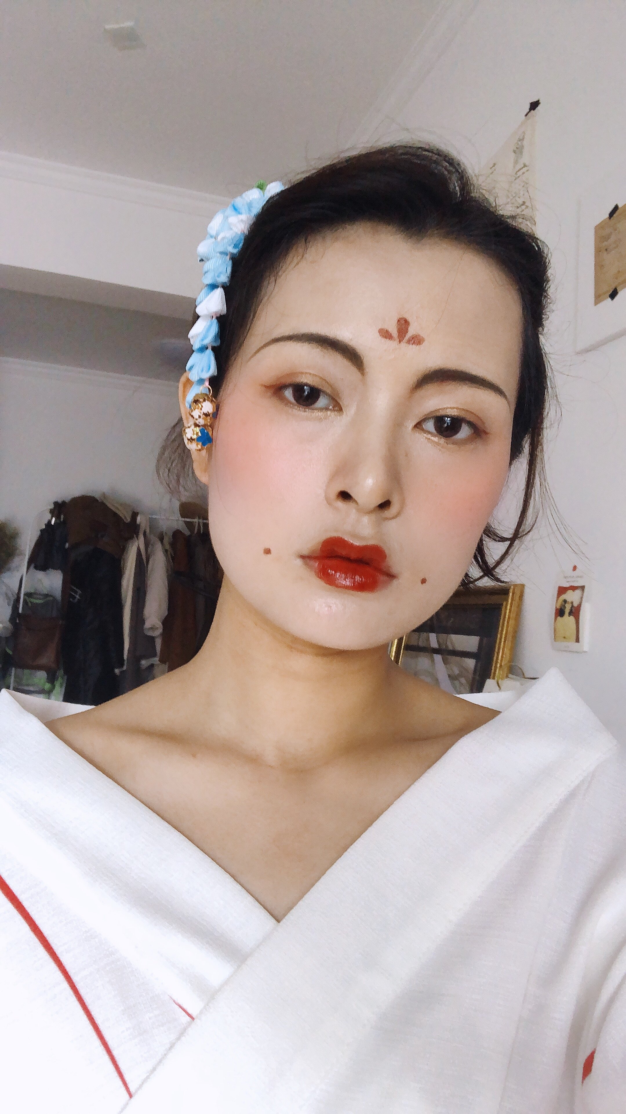 觉得自己神情挺漠然的