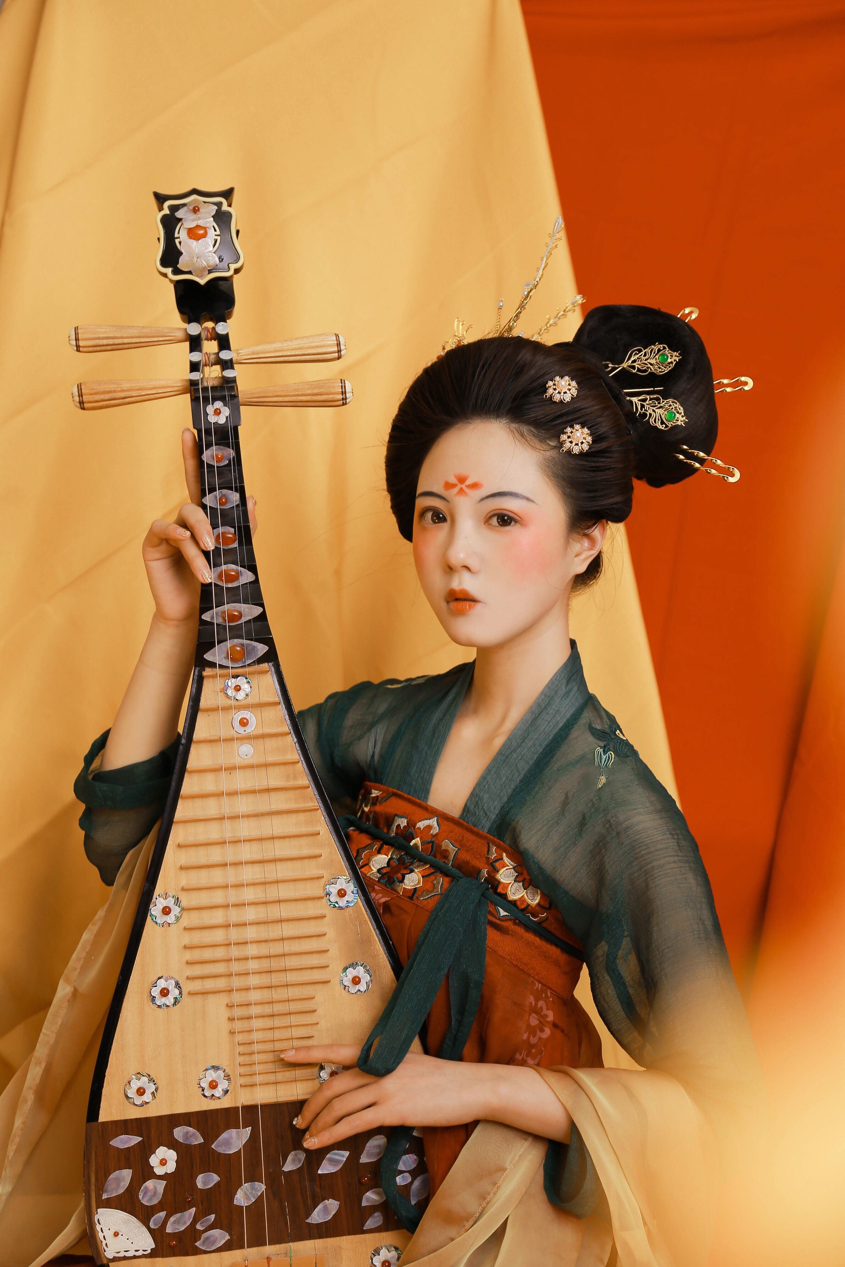 古代甚至还有一种在面颊贴花钿的化妆术,称为面靥或笑靥喔～ 我真的