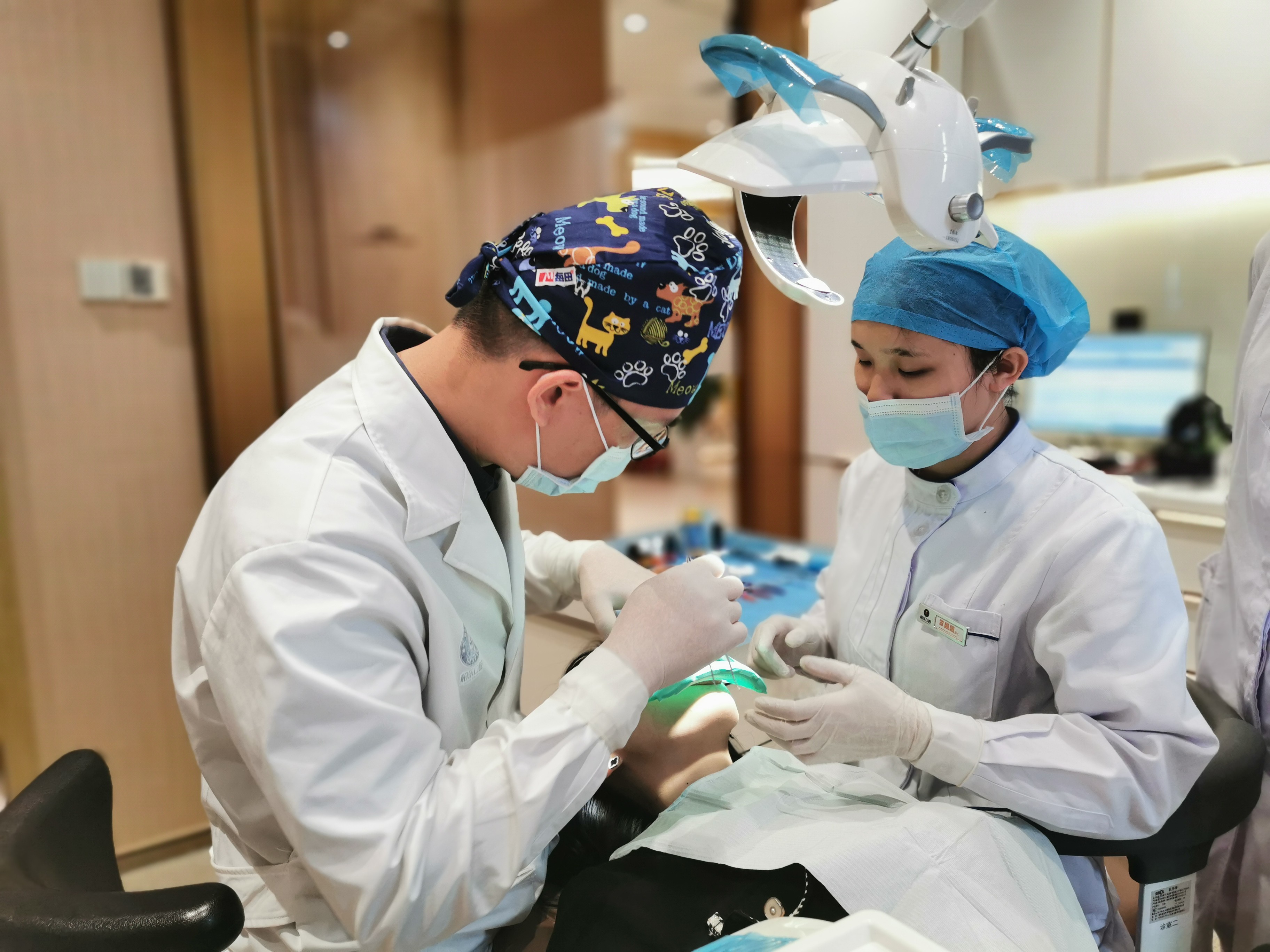 牙医为什么要用"橡皮障"?在牙齿治疗时,为了有"舒_圈子-新氧美容整形