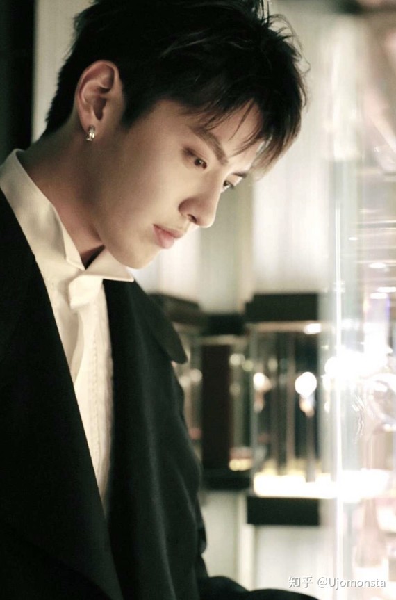 这张粉丝抓拍当时把我惊艳的不行,美人在骨不在皮,吴亦凡真真是有个