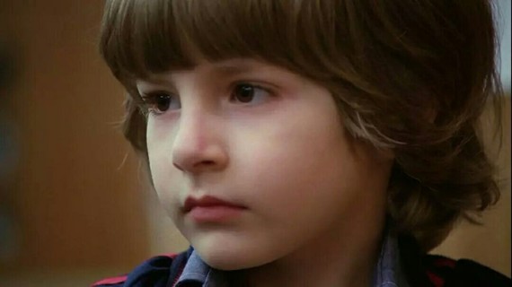 《闪灵》是1980年的作品  小男孩当时6岁  那现在已经45岁了 于是乎