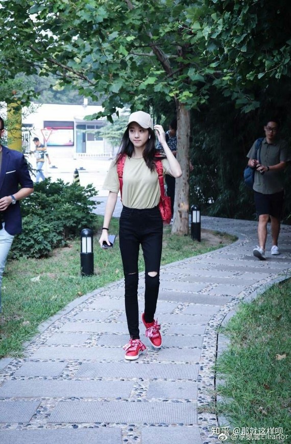 王玉雯,身高168cm(她自己在微博里说的无法考证.