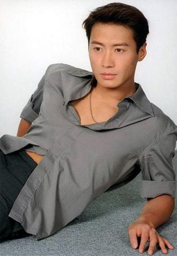 所以,他才可以是《半生缘》里的沈世钧 ,《甜蜜蜜》里的 黎小军