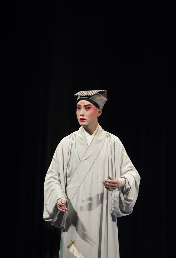 那么多答案 没有一一看只说一个 施夏明 昆曲小生 第一次看到他的扮相