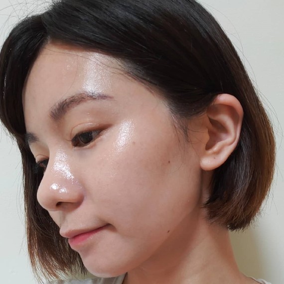 不用一小时,脸就开始油光满面洗完脸不用任何护肤品毛孔粗大,肤质粗糙