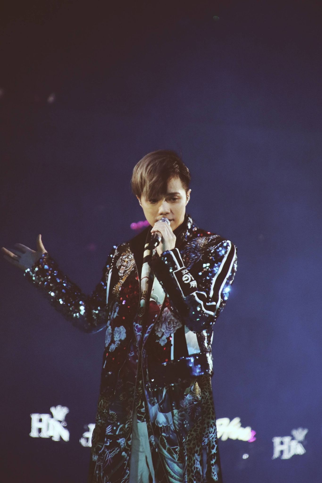 他那个时期被粉丝统一称为"越南仔时期",因为又黑又瘦啊哈哈哈哈哈哈