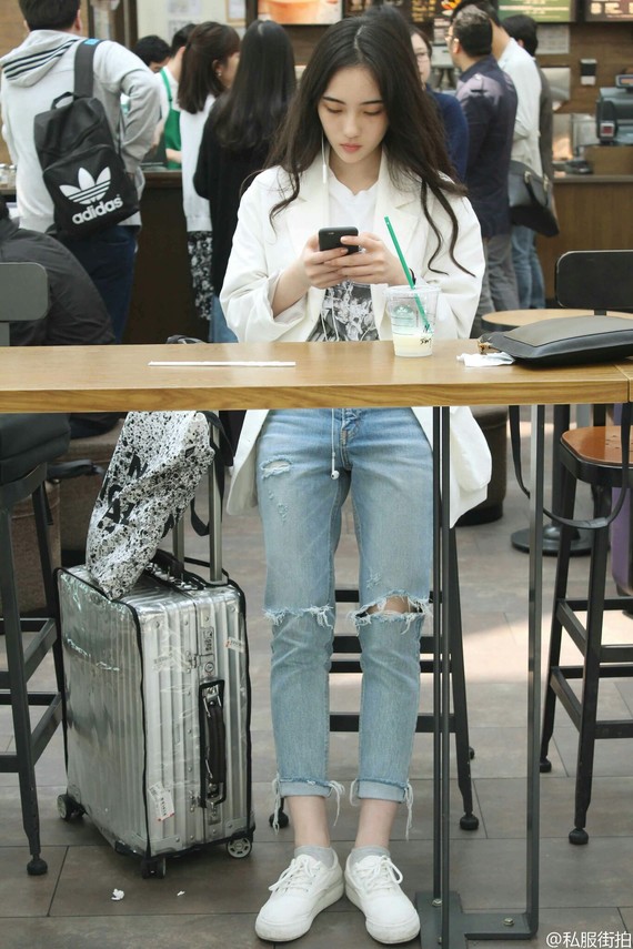 嘻嘻其实我觉得赵嘉敏的腿也超级好看违法和不良信息举报 电话