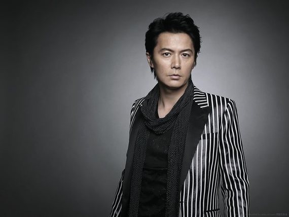 常有人拿其与同时代的日剧天王木村拓哉相比较.