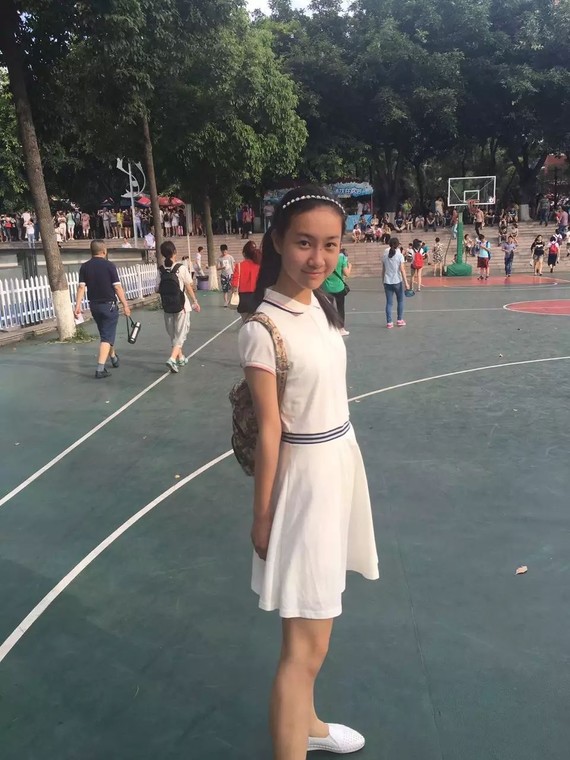 这是一张生活照,初中毕业考试,大夏天被晒黑,身材不算纤细,但是匀称