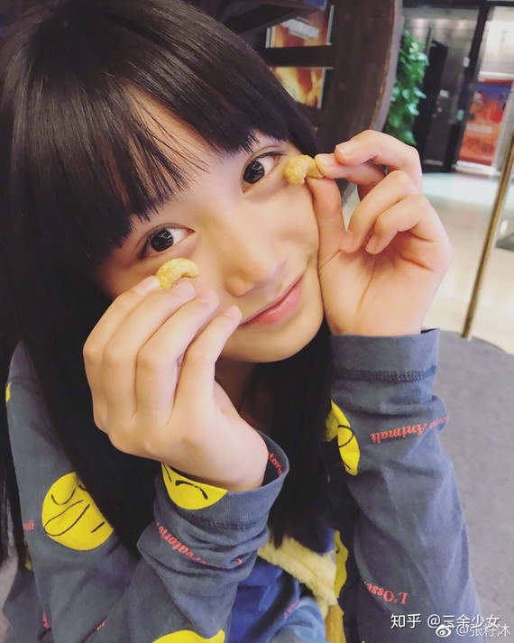 赵蕴卓,后面图是张籽沐,基本都是日常照,素颜的她们就是少女本来的