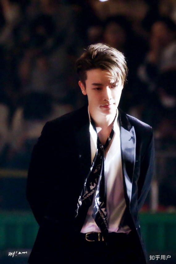 而且经常看到一些人吹金希澈,李东海神颜啊巴拉巴拉,当时觉得李东海长