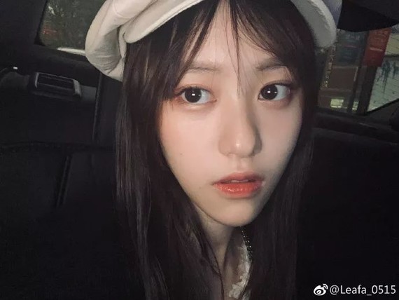 当然也还是个笑容明艳的美少女.