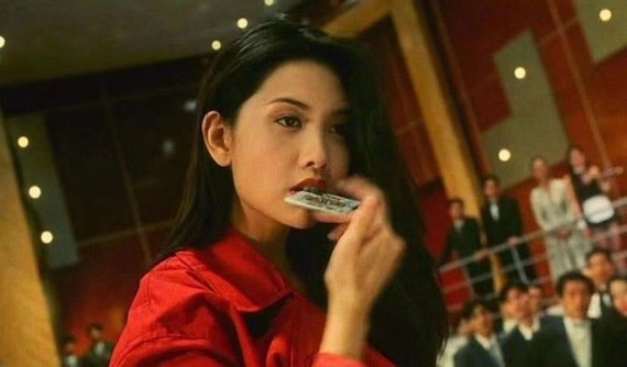 邱淑贞叼牌的迷离眼神.