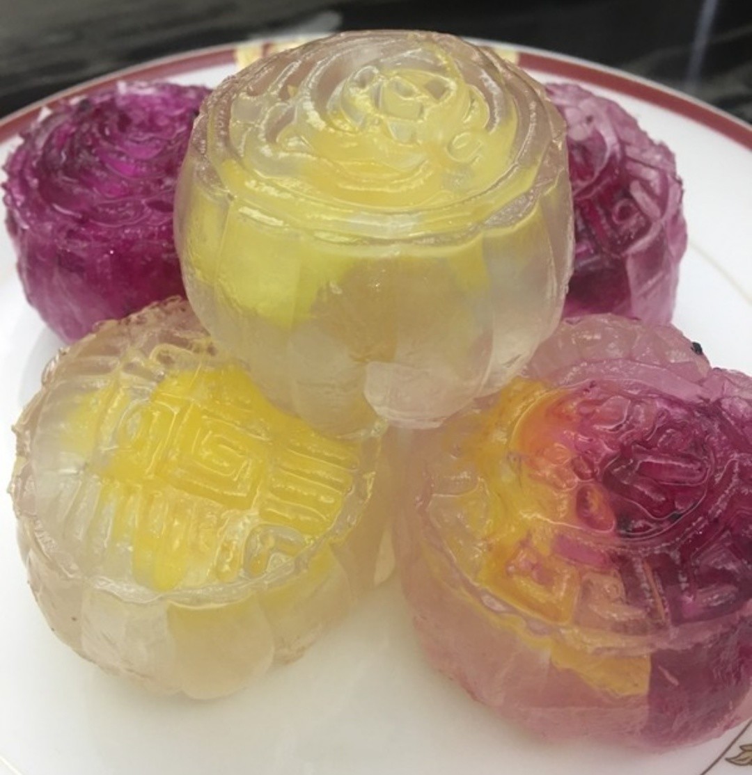 水晶皮月饼西米加玉米淀粉做的内陷儿是紫薯和奶黄