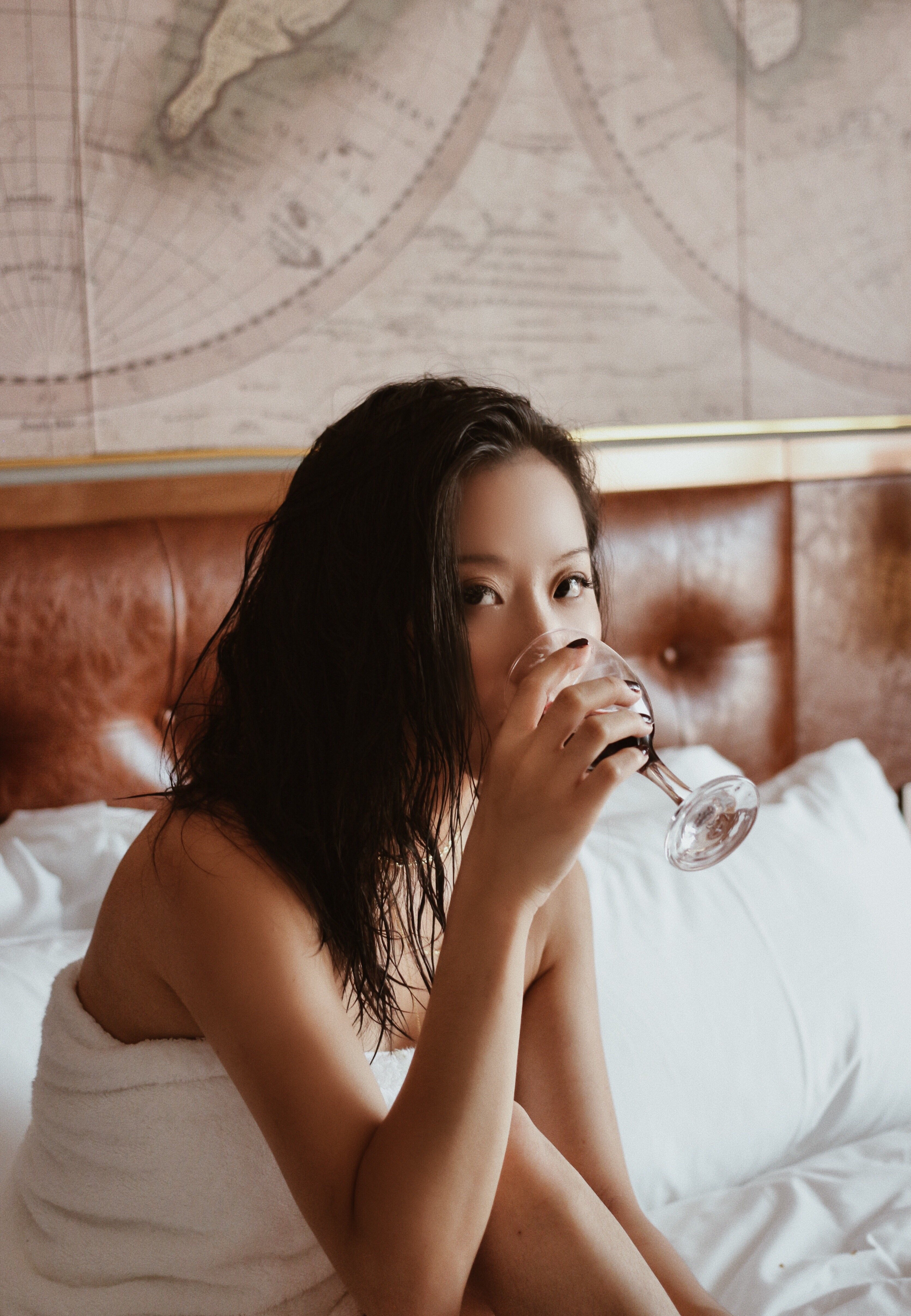 首先,大方露出端正五官,眼神放空,直接而热烈,眉眼_圈子-新氧美容整形