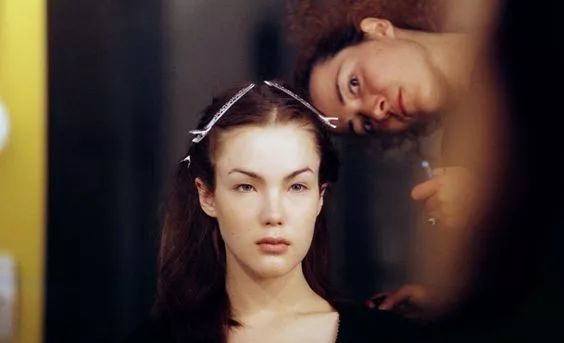 这种结构只有高加索人种有:萨拉·法贝尔艺术家,模特,金发白皮蓝眼