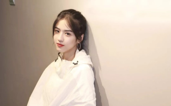 妹子的网名叫1欣君(这是没改名之前),真实姓名王怡欣,目前还在上大学