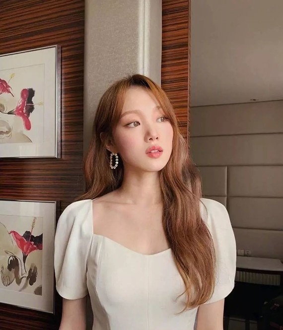 女孩化妆的最后一步就是涂上 蜜桃色的哑光唇釉,让整体妆容更加粉嘟嘟