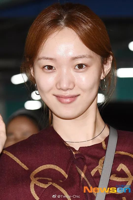 话说李圣经肤色是真的白,瞳色也浅,是名副其实的 浅色女孩了.