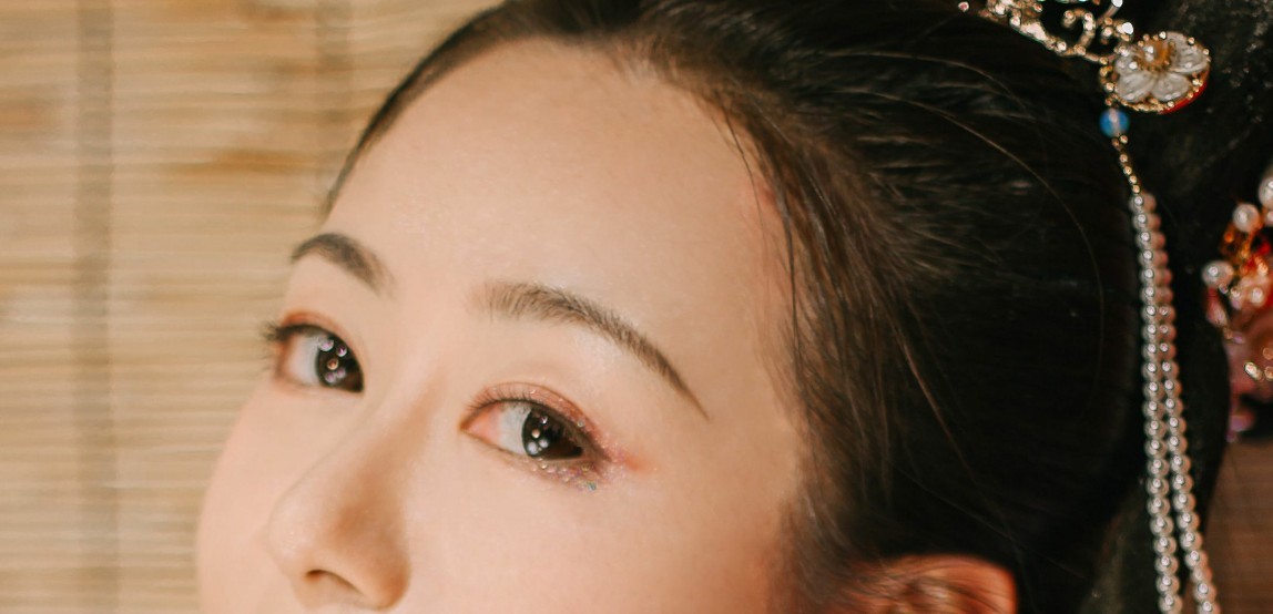 虽然有点不要脸,但是我觉得这张的眼睛有两分眼含秋波的意思