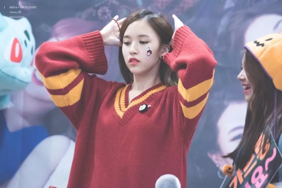 一双楚楚动人的杏仁眼,小巧精致的鼻型,唇珠饱满唇峰弧度立体,天生