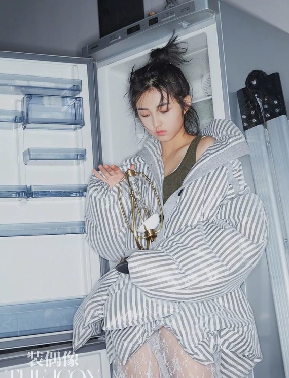 正是因为前期走得不是吃美貌红利的路子,所以以后每一点美貌展现都更