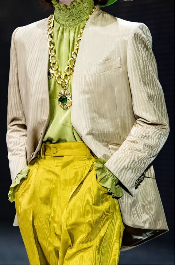 撞衫同款——gucci2019秋冬系列无翻领浅色外套 内搭黄绿色高领皴皱