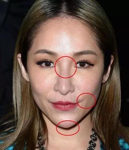 还有这张,额头寿星公,苹果肌大到吓人,再加上鲤鱼嘴,阿凡达鼻,女巫尖