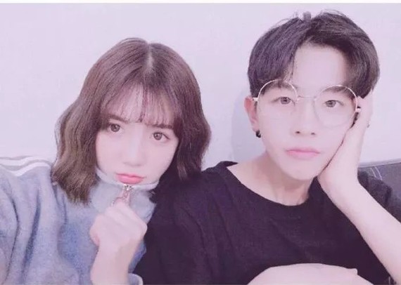 分手之后,阿沁就和另一位网红张静茹在一起了.