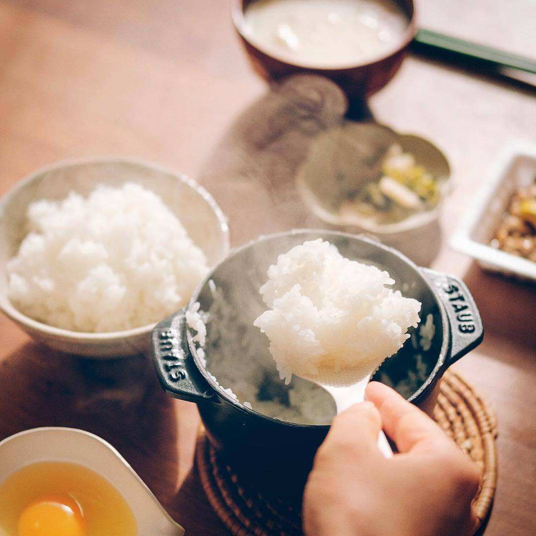 热腾腾香喷喷刚出锅的米饭