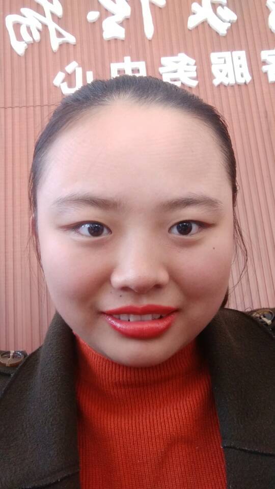 胖了之后脸圆鼻子大还没有山根,还好是张娃娃脸.