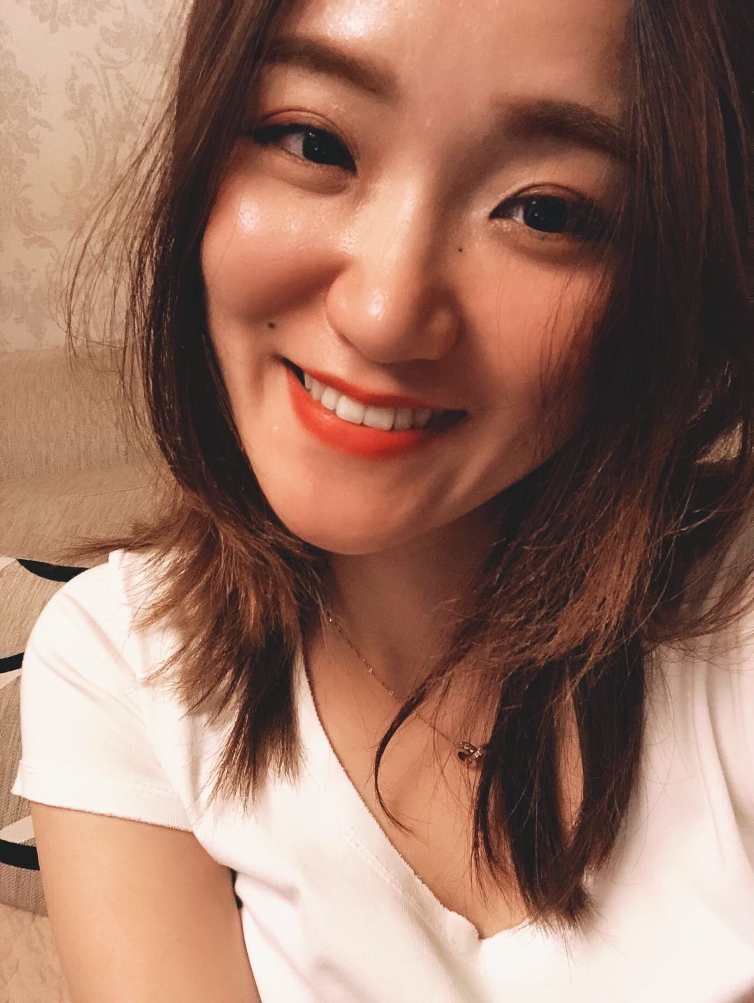 很少露牙笑 以前有点兜齿 俗称的地包天,现在是标准笑容