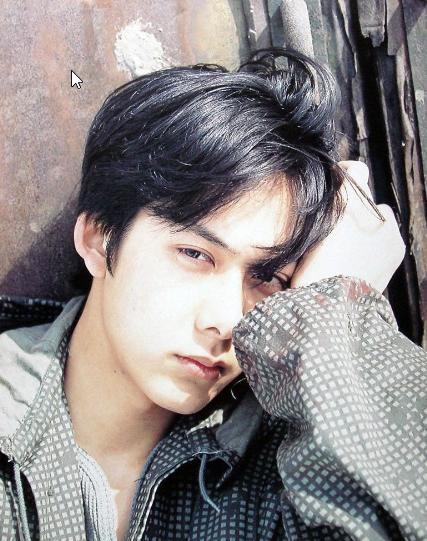 眼明正似琉璃瓶