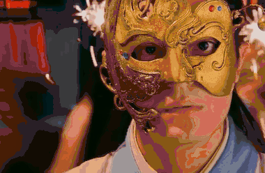 纵然下面的动图里没有薛绍,我们也能从周迅那含羞带怯,拉下面具,低头