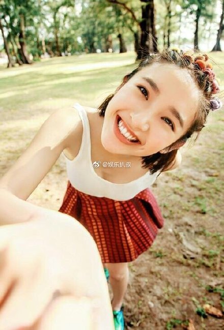 唐艺昕的笑容如此灿烂,笑起来有两个小括号,这算是正_圈子-新氧美容