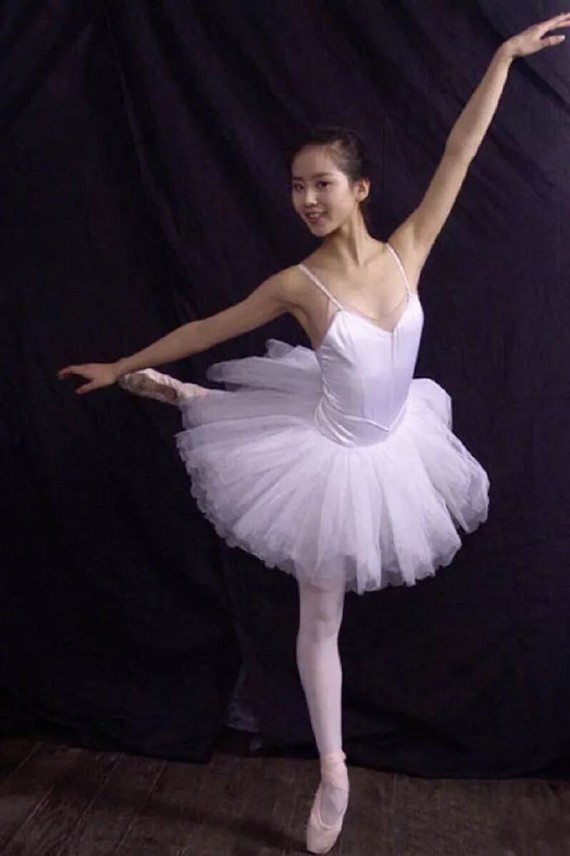 不过我们看到的只是舞者们在舞台上闪闪发光的一面,每一次足尖舞,每