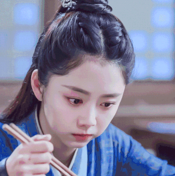 三爷看剧的时候不光为六元一斤虾的爱情尖叫,也不得不佩服谭松韵这