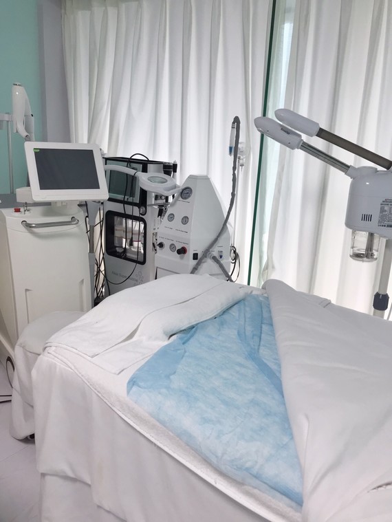 市面上那么多医美工作室,诊所,水平参差不全,无法判定产品真假,除了