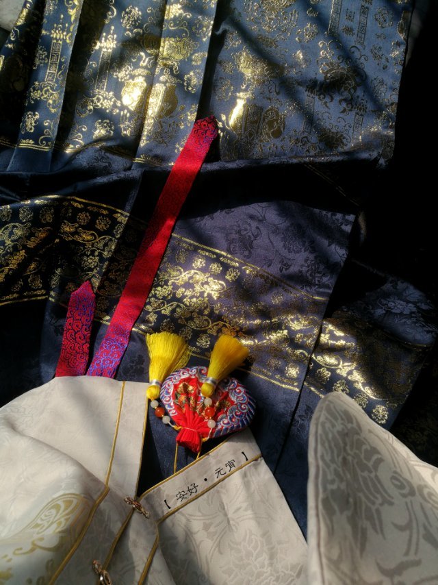 图一元宵白绫袄儿蓝缎裙,系带和荷包的大红色提亮撞色_圈子-新氧美容