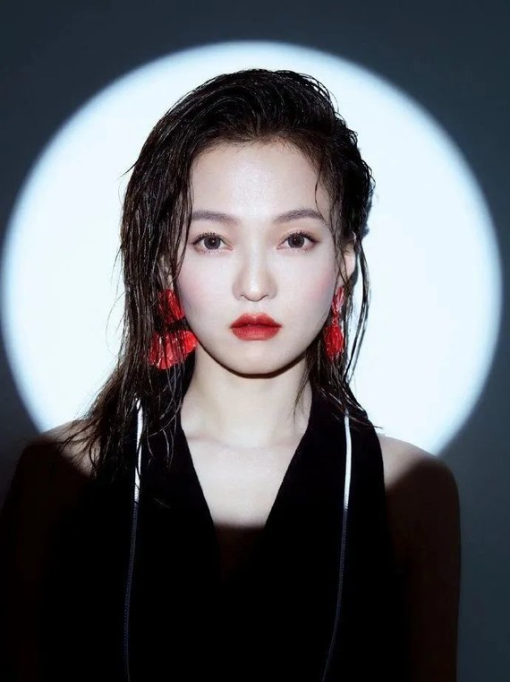 最后,在妆容方面,妹子可以借鉴下张韶涵现在妆容的思路——注重五官