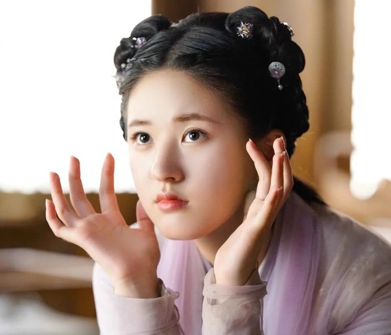 这一次赵露思在剧中的造型也是仙气十足,给人一种可爱动人小女生的