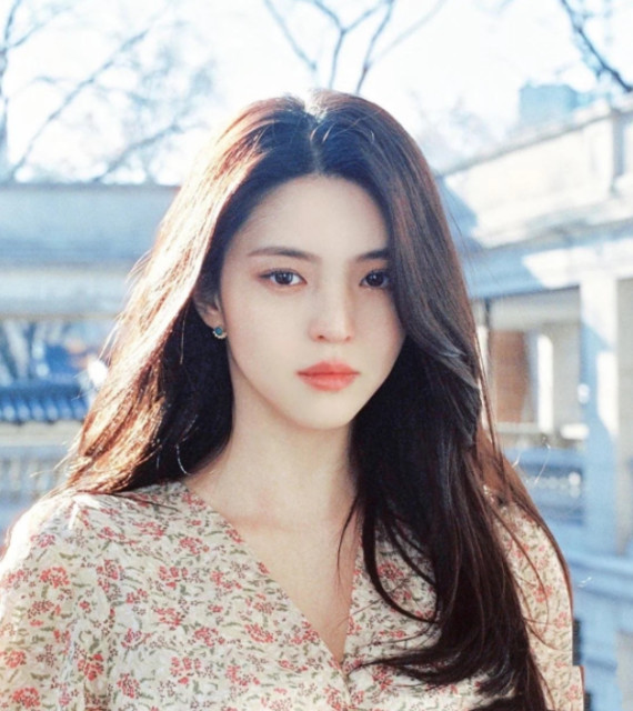 韩素希是韩国蔚山人,据说学生时期比起男生更受女生欢迎,外号"