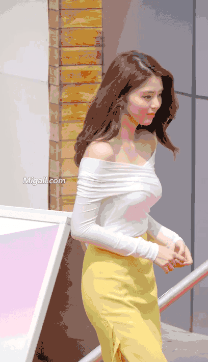 韩素希可以说是浓颜版的宋慧乔,清纯中带着一点野性,身高超过