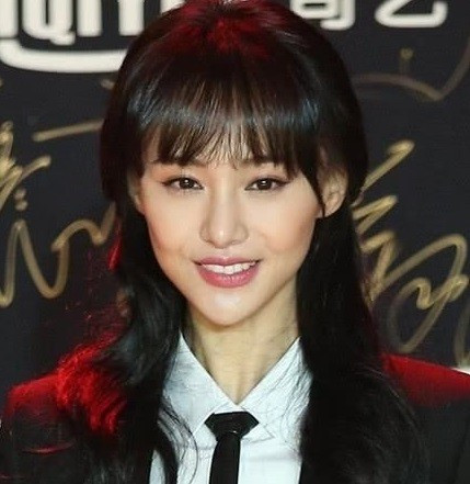 之前郑爽暴瘦,看起来都没肉了脸上苹果肌也有下垂感,看起来