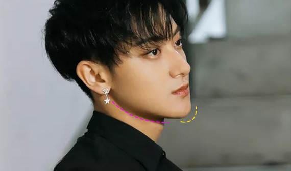 五官凌厉有轮廓又立体,魅惑的眼睛,立体精致的鼻子,秀气和禁欲